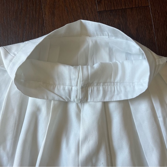 Cute Tennis skirt in white (fits like a size 4; or waist 26) - Picture 4 of 4